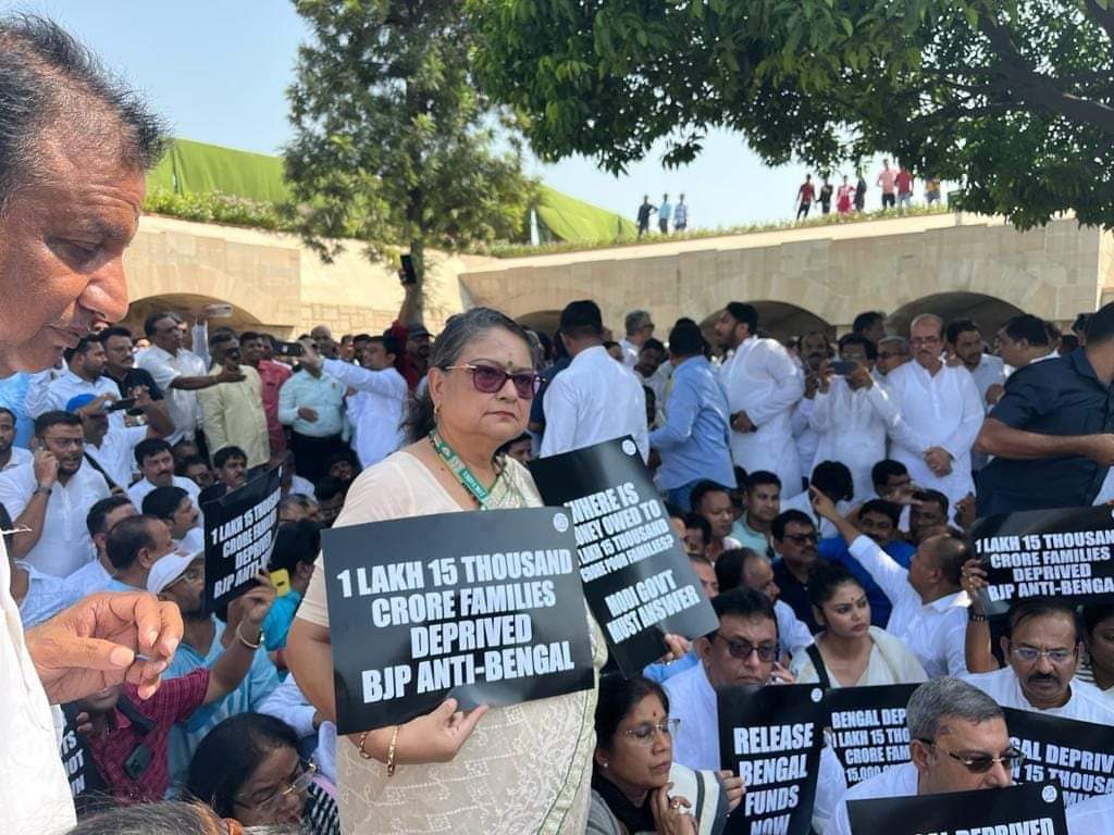 TrinankurWBTMCP's tweet photo. Protest at Rajghat, Delhi, in demand of Bengal’s rightful dues of MGNREGA and Awas Yojana. @girirajsinghbjp , do whatever you want the fight will continue under the leadership of Sri @abhishekaitc. https://t.co/kvso1pL49S