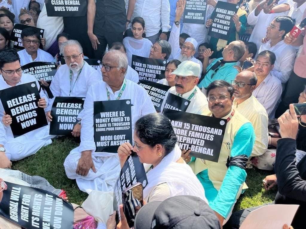TrinankurWBTMCP's tweet photo. Protest at Rajghat, Delhi, in demand of Bengal’s rightful dues of MGNREGA and Awas Yojana. @girirajsinghbjp , do whatever you want the fight will continue under the leadership of Sri @abhishekaitc. https://t.co/kvso1pL49S