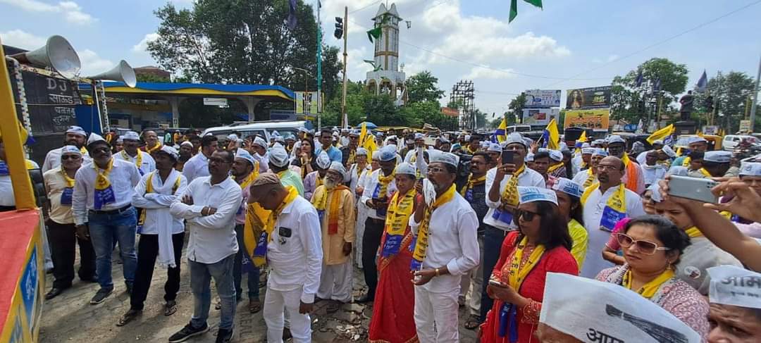 राष्ट्रपिता महात्मा गांधी यांना आज जयंतीदिनी अभिवादन करून आम आदमी पक्षाच्या ऐतिहासिक #झाडू_यात्रा चा आज शुभारंभ झाला. परिवर्तनाचे उद्दिष्ट घेऊन सुरू झालेली ही यात्रा विदर्भातील सामान्य नागरिकांच्या आशा - आकांक्षांना निश्चितच बळ देणारी ठरेल!