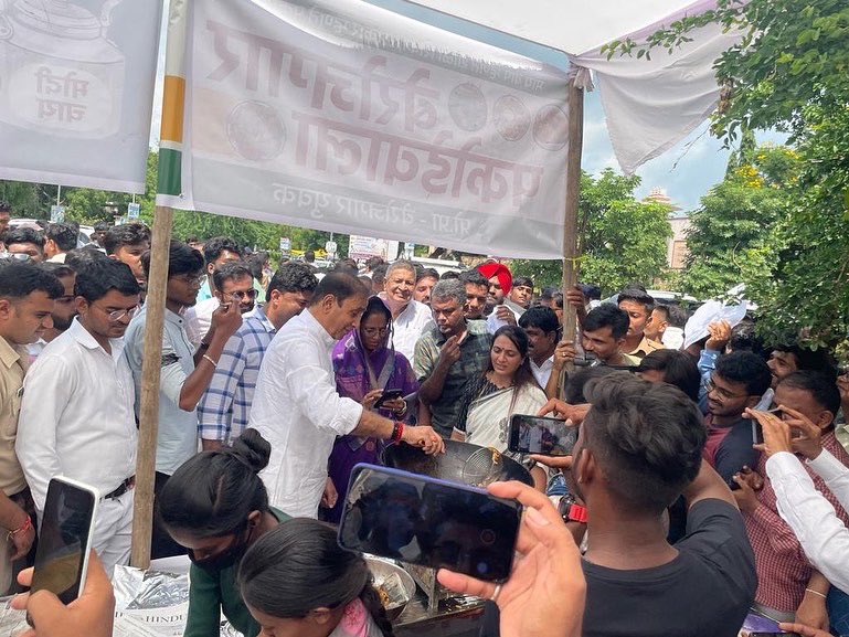 AnilDeshmukhNCP's tweet photo. स्पर्धा परीक्षा भरती संघर्ष कृती समितीच्या वतीने जिल्हाधिकारी कार्यालय, वर्धा येथे प्रा.नितेश कराळे सरांच्या मार्गदर्शनाखाली सुरू असलेल्या विद्यार्थ्यांच्या आंदोलनाला खासदार सुप्रियाताई सुळे यांच्या समवेत भेट दिली आणि त्यांच्या मागण्या जाणून घेतल्या. शासनाने कंत्राटी पद्धतीने भरती करू नये, ती प्रक्रिया तत्काळ रद्द करावी आणि सध्या सुरू असलेल्या परिक्षामधील गैरप्रकार रोखण्यासाठी कठोर उपाययोजना कराव्यात, या मागण्यांसाठी विद्यार्थ्यांचे हे आंदोलन सुरू आहे. यावेळी महीला प्रदेशाध्यक्षा रोहिणीताई खडसे व इतर पदाधिकारी उपस्थित होते.