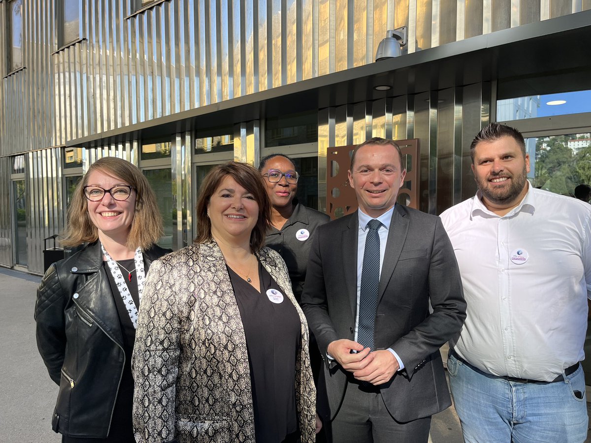 Echange entre <a href="/olivierdussopt/">Olivier Dussopt</a> ministre du <a href="/Travail_Gouv/">Ministère du Travail</a> et les conseillers de @poleemploi_ara #Lyon et <a href="/Capemploi_/">Cap Emploi</a> #Rhône sur l’offre de services commune pour améliorer le retour à l’#emploi des demandeurs d’emploi en situation de #handicap en place depuis 2020
#CNH #EA