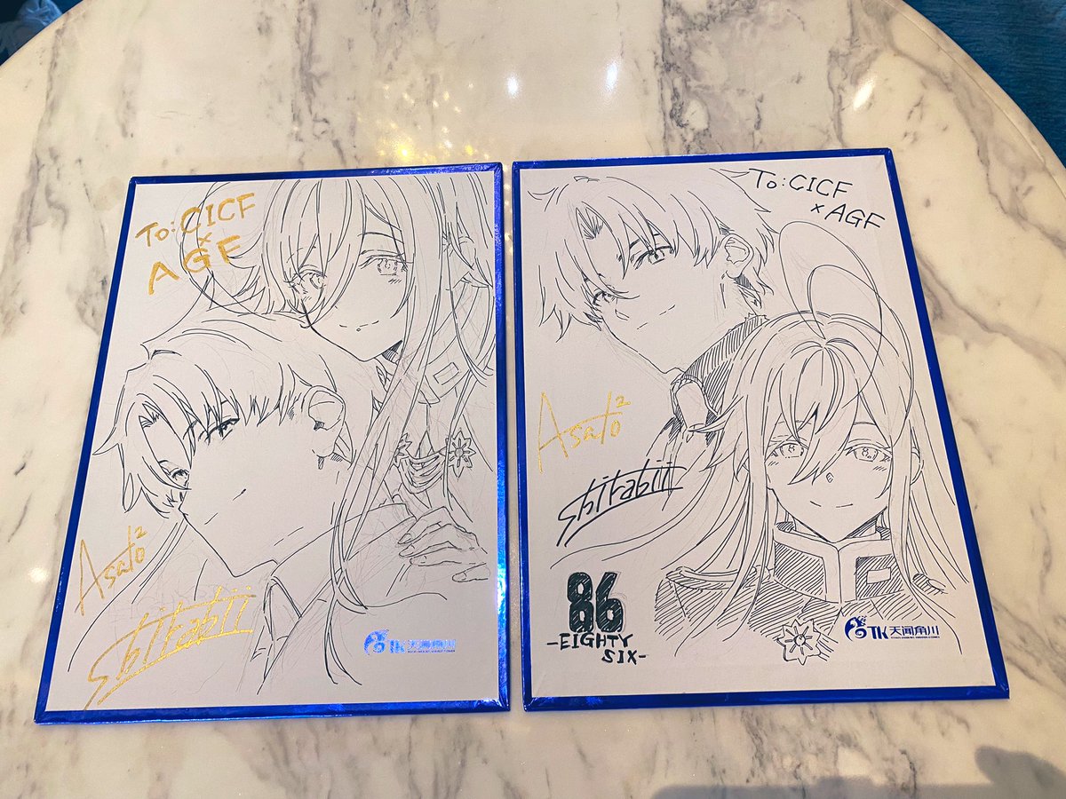 今回、シンとレーナの簡略化イラストも入れつつサインを描かせて