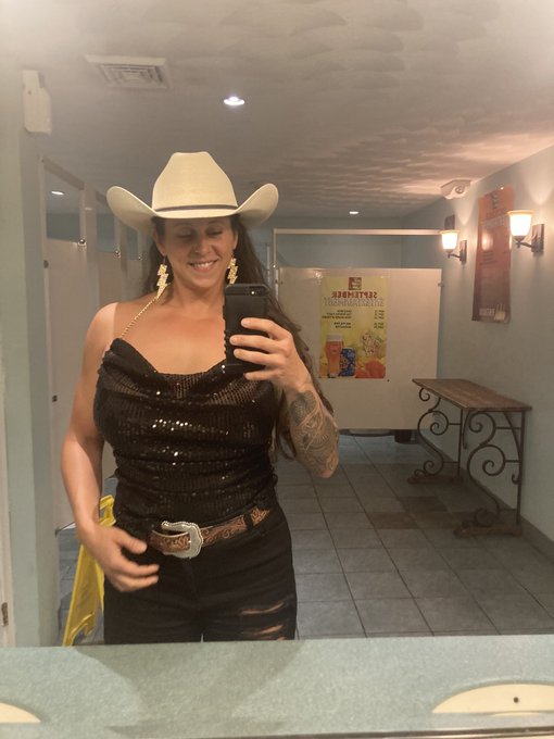 Another bar, another bathroom flashing 😘  Like ❤️ Repost♻️ Follow 👀 https://t.co/uOvtJzFKd6