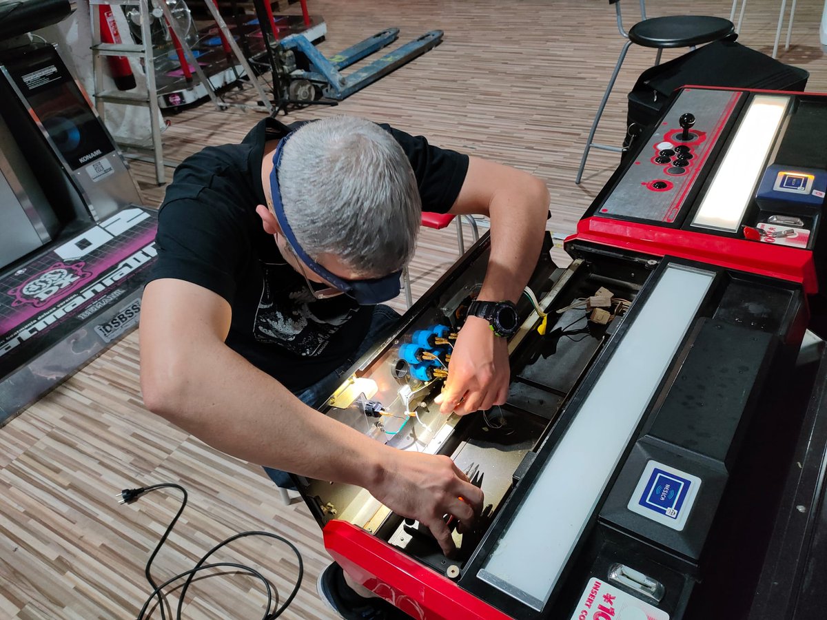 ArcadesCat's tweet photo. ¡En 18 días despega el #SHMUPFEST23! El gran evento arcade dedicado a los matamarcianos no sería posible sin el incansable trabajo de los mejores mecánicos de #LaNau. Nuestras máquinas casi están a punto. ¿Lo estás tú? Info e incripciones en https://t.co/hPni6lIsJj https://t.co/2l2vd2jdXI