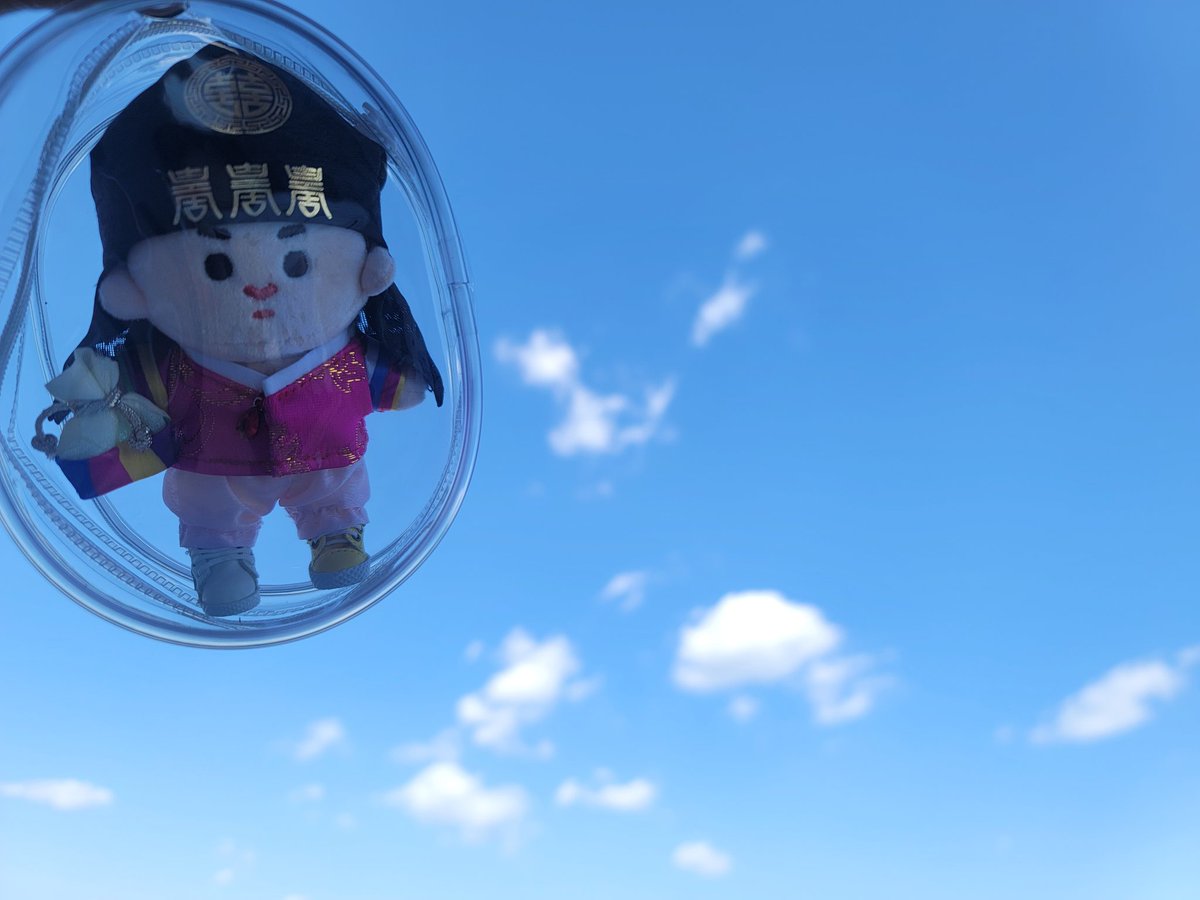 추석연휴 쪼꼬의 일기 🌞
추석을 맞이해 원댱쌤이가 애뿌게 한복을 만드러주따..애뿐 한복 차려이브고 야구도 보고 마싯눈것도 마니마니 머거따 
그 중에 젤루 주았던 일은 여유롭게 푸른 하늘을 올려다 보는 일이었다.🥰 
아~
하늘이라 감사하다 
구름이라 사랑한다
#하늘통신 #셍부띠끄