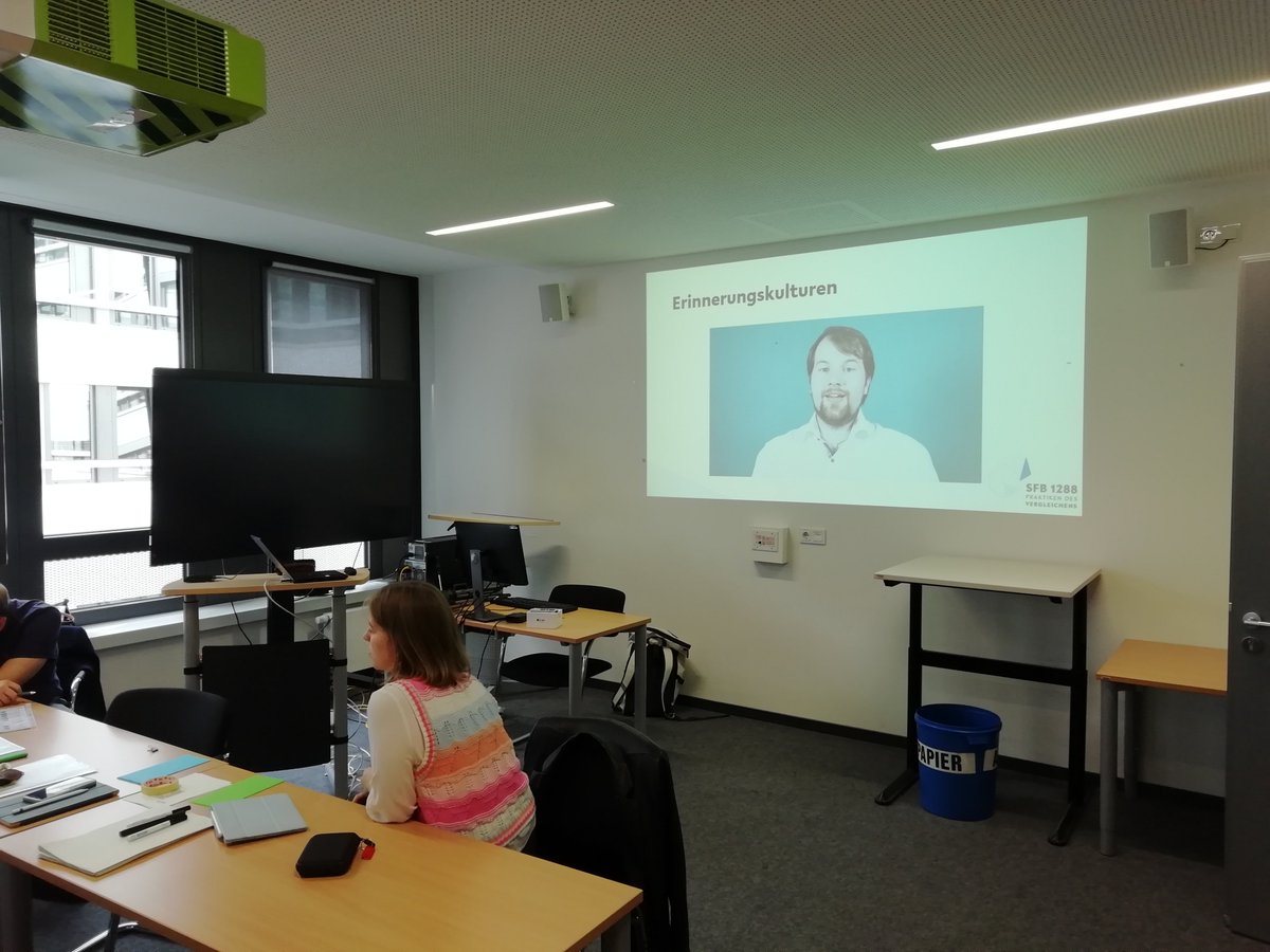 #Throwback Im September fanden @unibielefeld im Rahmen des Schüler*innenlabors drei Workshops mit @Nike_Retzmann, @JuliaBurova5 und @r_m_palm statt, organisiert von #VanessaNeumann. #Vergleichspraktiken @dfg_public ➡️Mehr Infos: blogs.uni-bielefeld.de/blog/sfb1288/e… blogs.uni-bielefeld.de/blog/sfb1288/e…