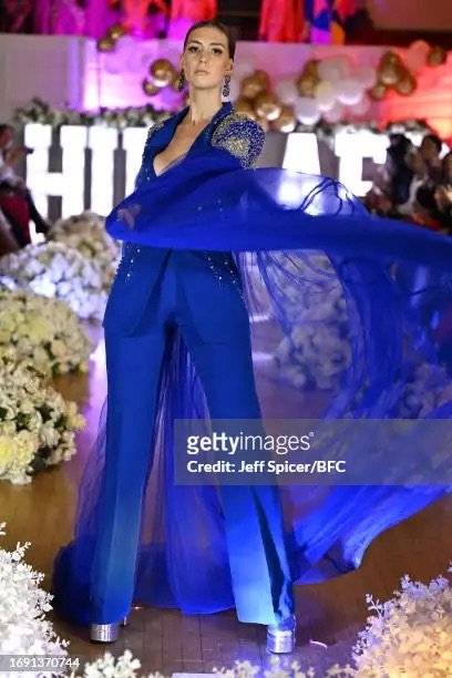 __Yetunde's tweet photo. @medlinboss made magic at the London Fashion Week. An industrious Nigerian Woman.

Every piece in the collection is a work of art, from the exquisite fabrics to the intricate details.  The outfits are designed to make a statement. https://t.co/Tlnik5AY21