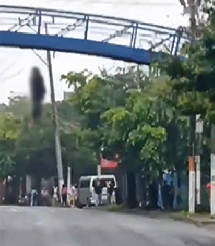 alertux's tweet photo. ⚠️IMÁGENES FUERTES⚠️

#TraficoSV Una persona falleció en la pasarela que se encuentra en la Calle San Antonio Abad, frente al Instituto Albert Camus, metros antes de llegar a la Universidad de El Salvador.  El lugar se encuentra cerrado. https://t.co/HMlE18ahke