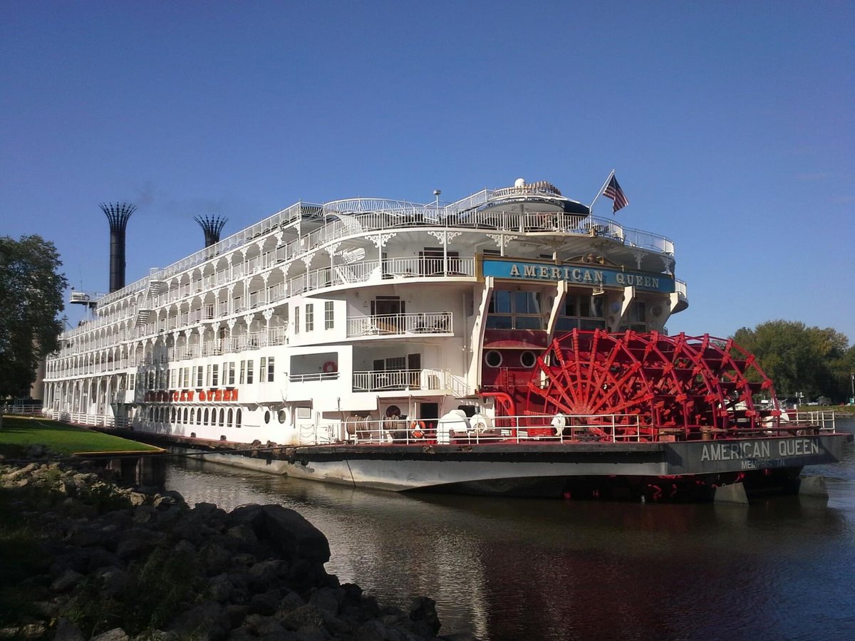 RedWingVCB's tweet image. 📸The American Queen Riverboat arrived in Red Wing yesterday and will depart today, Monday October 2 at 5pm. Pop down to Levee Park today to take in her beauty, capture photos and enjoy the view! 🚢 It's a great day to explore! 
#onlyinmn #exploreminnesota #visitredwing