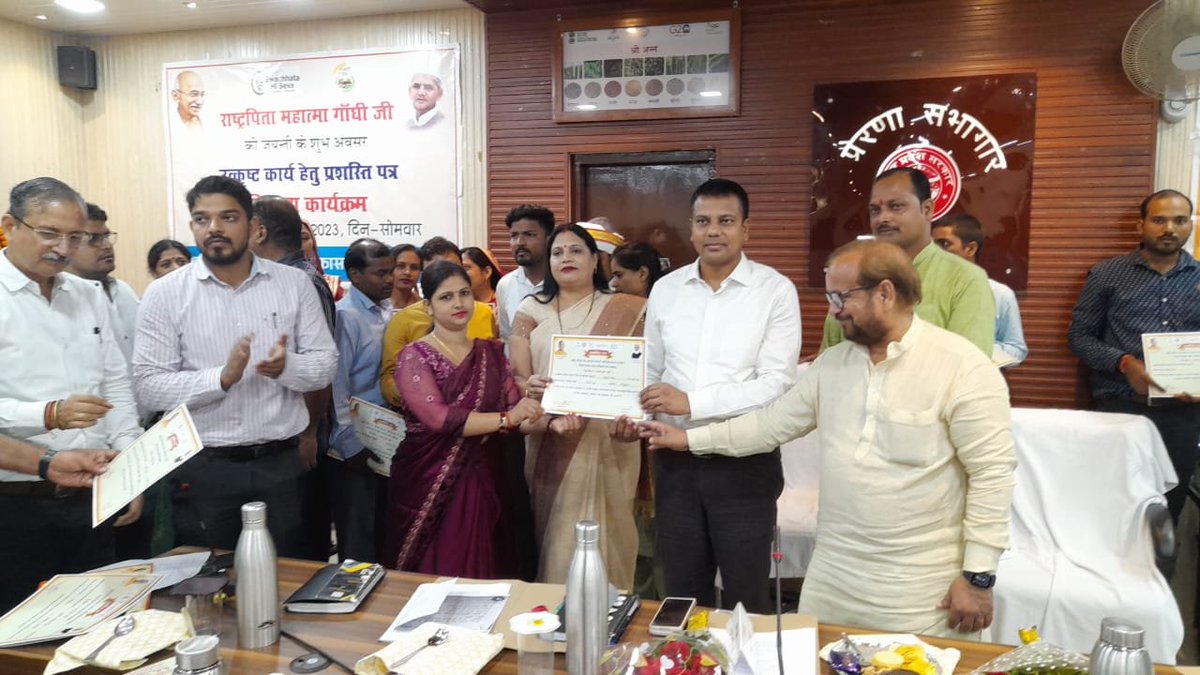 CdoSultanpur's tweet photo. महात्मा गाँधी के 154वीं जयन्ती के अवसर पर आदरणीय मण्डलायुक्त महोदय एवं मा0 जनप्रतिनिधिगण द्वारा संयुक्त रूप से डिजिटल क्राप सर्वे में उत्कृष्ट कार्य करने वाले अधिकारियों/कर्मच��रियों तथा स्वच्छता का संदेश देने वाले सफाई कर्मियों को प्रशस्ति पत्र प्रदान कर सम्मानित किया गया। https://t.co/6VZbSHVsr6