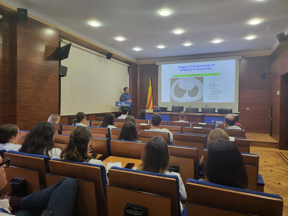 VHIR_'s tweet image. 42% of patients with #APECED have pneumonitis. If it is not treated early, it can lead to infections and severe bronchiectasis.
Dr. Lionakis presents the results of a comprehensive study which showed the role of the accumulation of activated immune cells in the lung disease.