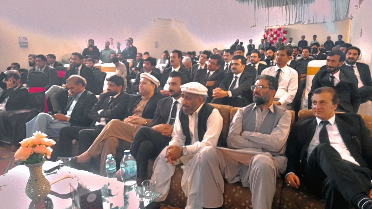 Atifrauf79's tweet photo. 21 اکتوبر قائد مسلم لیگ ن میاں محمد نواز شریف کی آمد اور استقبال کے حوالے سے لائیرز فارم گلگت بلتستان کا وکلاء کنونشن کا انعقاد ، صوبائی صدر پاکستان مسلم لیگ ن حافظ حفیظ الرحمان کی شرکت 

 #خوشحالی_کی_واپسی https://t.co/UGssHFBhvn