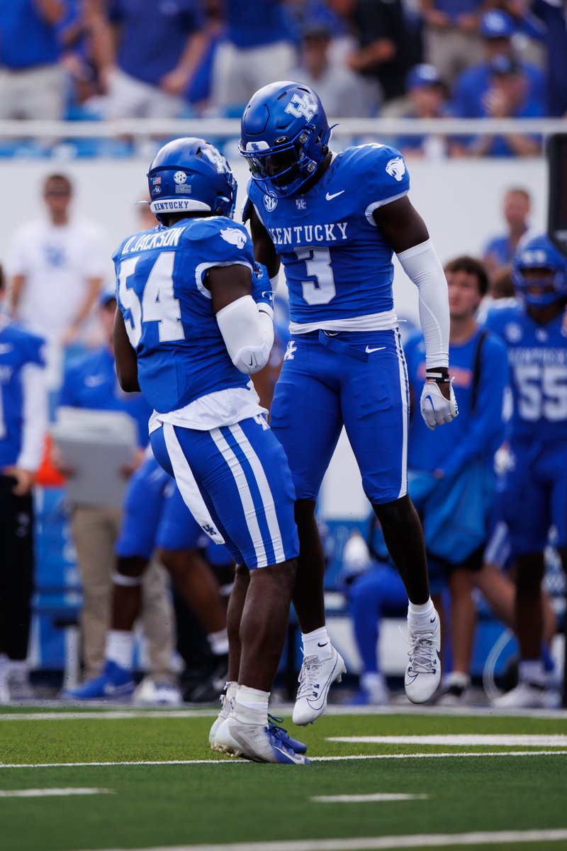 UKSportsNetwork's tweet photo. From the @UKFootball notes;
Defensive back @AlexAfari8 had a career-high nine tackles, including five solo tackles and one tackle for loss (-1 yard). He had two tackles on third down that forced punts, plus a fourth-down stop that turned over the ball on downs.
📸: @UKphotogs @UKFootball @UKAthletics