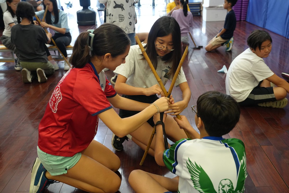 UNIS_Hanoi's tweet photo. 🚴♀️🚌 #UNISHanoi Secondary School's #WeekWithoutWalls is officially underway!
G6-7 learners have been working on safety skills, exploring what recycling looks like at their new location, honing their natural architecture skills, and getting back to bicycling. https://t.co/dRXJgit4nV