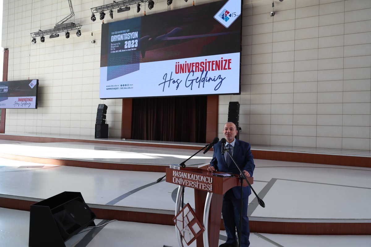 hkunv's tweet photo. ORYANTASYON’23: programımız, rektörümüz Prof. Dr. Türkay Dereli ve Öğrenci Dekanı Yardımcısı Doç. Dr. Zeynep Köse’nin konuşmaları ile başladı. 

@turkaydereli: 

“@hkunv olarak, bu anlamlı yolculuğunuzda size mihmandarlık etmekten büyük bir heyecan ve gurur duyduğumuzu bilmenizi isteriz. Aynı heyecan ve gururla, Cumhuriyetimizin 100.’üncü yılını ve üniversitemizin 15.’inci yılını hep birlikte karşılıyoruz. Sürdürülebilir ve başarılarla dolu nice yıllara, nice on beş yıllara ve nice yüzyıllara sağlık, huzur, mutluluk, kardeşlik, dayanışma, birlik ve beraberlik içinde ulaşabilmek en büyük hedefimiz olup, bunun için var gücümüzle çalışmaya ve sizlerin yanında olmaya devam edeceğiz.”

#hkunv #oryantasyon23