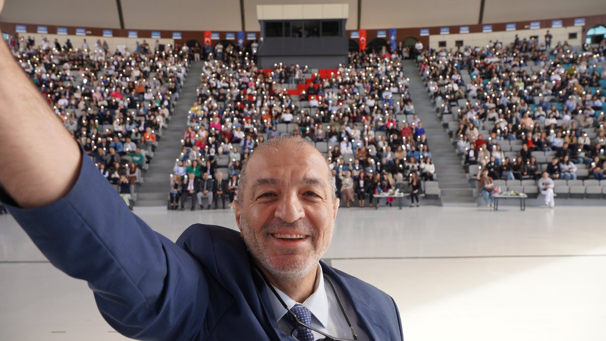 hkunv's tweet photo. ORYANTASYON’23: programımız, rektörümüz Prof. Dr. Türkay Dereli ve Öğrenci Dekanı Yardımcısı Doç. Dr. Zeynep Köse’nin konuşmaları ile başladı. 

@turkaydereli: 

“@hkunv olarak, bu anlamlı yolculuğunuzda size mihmandarlık etmekten büyük bir heyecan ve gurur duyduğumuzu bilmenizi isteriz. Aynı heyecan ve gururla, Cumhuriyetimizin 100.’üncü yılını ve üniversitemizin 15.’inci yılını hep birlikte karşılıyoruz. Sürdürülebilir ve başarılarla dolu nice yıllara, nice on beş yıllara ve nice yüzyıllara sağlık, huzur, mutluluk, kardeşlik, dayanışma, birlik ve beraberlik içinde ulaşabilmek en büyük hedefimiz olup, bunun için var gücümüzle çalışmaya ve sizlerin yanında olmaya devam edeceğiz.”

#hkunv #oryantasyon23