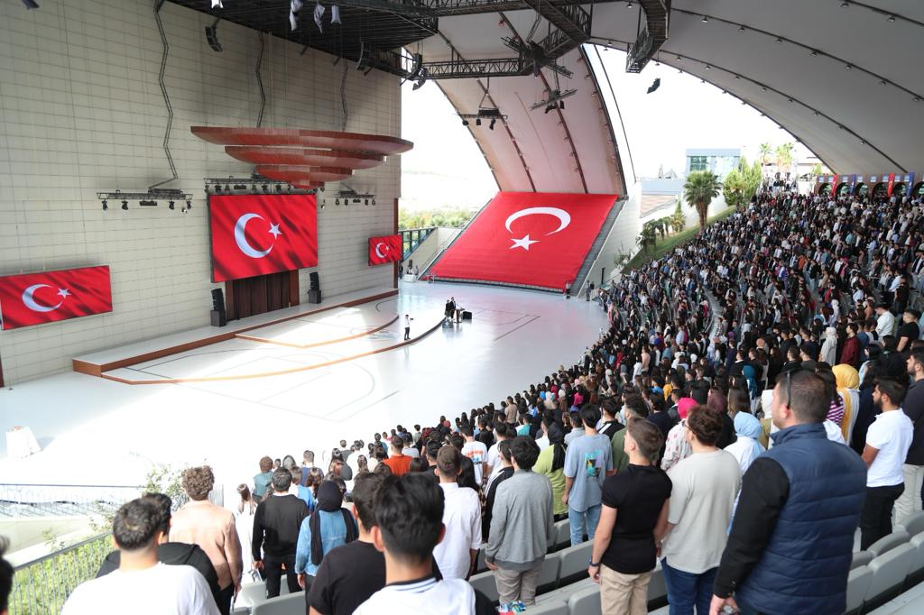 hkunv's tweet photo. ORYANTASYON’23: programımız, rektörümüz Prof. Dr. Türkay Dereli ve Öğrenci Dekanı Yardımcısı Doç. Dr. Zeynep Köse’nin konuşmaları ile başladı. 

@turkaydereli: 

“@hkunv olarak, bu anlamlı yolculuğunuzda size mihmandarlık etmekten büyük bir heyecan ve gurur duyduğumuzu bilmenizi isteriz. Aynı heyecan ve gururla, Cumhuriyetimizin 100.’üncü yılını ve üniversitemizin 15.’inci yılını hep birlikte karşılıyoruz. Sürdürülebilir ve başarılarla dolu nice yıllara, nice on beş yıllara ve nice yüzyıllara sağlık, huzur, mutluluk, kardeşlik, dayanışma, birlik ve beraberlik içinde ulaşabilmek en büyük hedefimiz olup, bunun için var gücümüzle çalışmaya ve sizlerin yanında olmaya devam edeceğiz.”

#hkunv #oryantasyon23