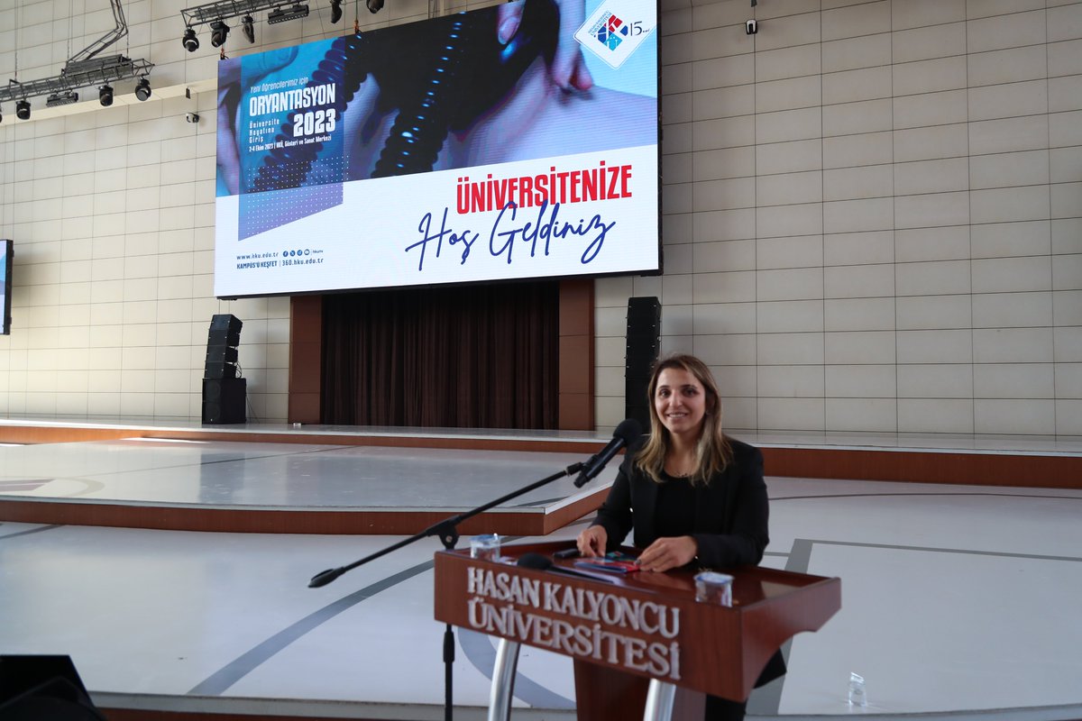 hkunv's tweet photo. ORYANTASYON’23: programımız, rektörümüz Prof. Dr. Türkay Dereli ve Öğrenci Dekanı Yardımcısı Doç. Dr. Zeynep Köse’nin konuşmaları ile başladı. 

@turkaydereli: 

“@hkunv olarak, bu anlamlı yolculuğunuzda size mihmandarlık etmekten büyük bir heyecan ve gurur duyduğumuzu bilmenizi isteriz. Aynı heyecan ve gururla, Cumhuriyetimizin 100.’üncü yılını ve üniversitemizin 15.’inci yılını hep birlikte karşılıyoruz. Sürdürülebilir ve başarılarla dolu nice yıllara, nice on beş yıllara ve nice yüzyıllara sağlık, huzur, mutluluk, kardeşlik, dayanışma, birlik ve beraberlik içinde ulaşabilmek en büyük hedefimiz olup, bunun için var gücümüzle çalışmaya ve sizlerin yanında olmaya devam edeceğiz.”

#hkunv #oryantasyon23