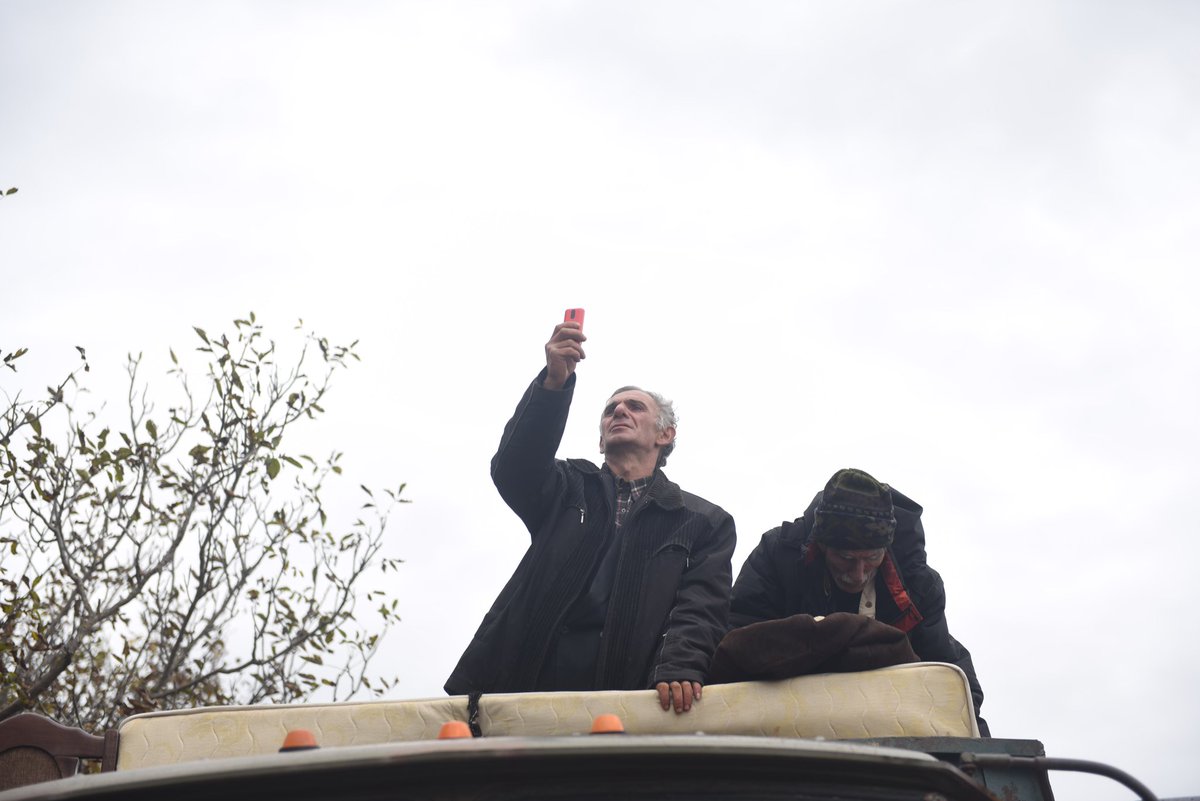 PIN_Armenia's tweet photo. Բոլոր պատմությունները նման են ու սարսափելի💔
9-ամսյա շրջափակում, երկօրյա պատերազմ, մի քանի օր թաքստոցում, մի քանի oր բարդ ու երկար ճանապարհ դեպի Հայաստան և անորոշություն...
#SosArmenia https://t.co/4CFCUpeFo1
© Photos: Araz Hadjian https://t.co/g4NWRx3Xgv