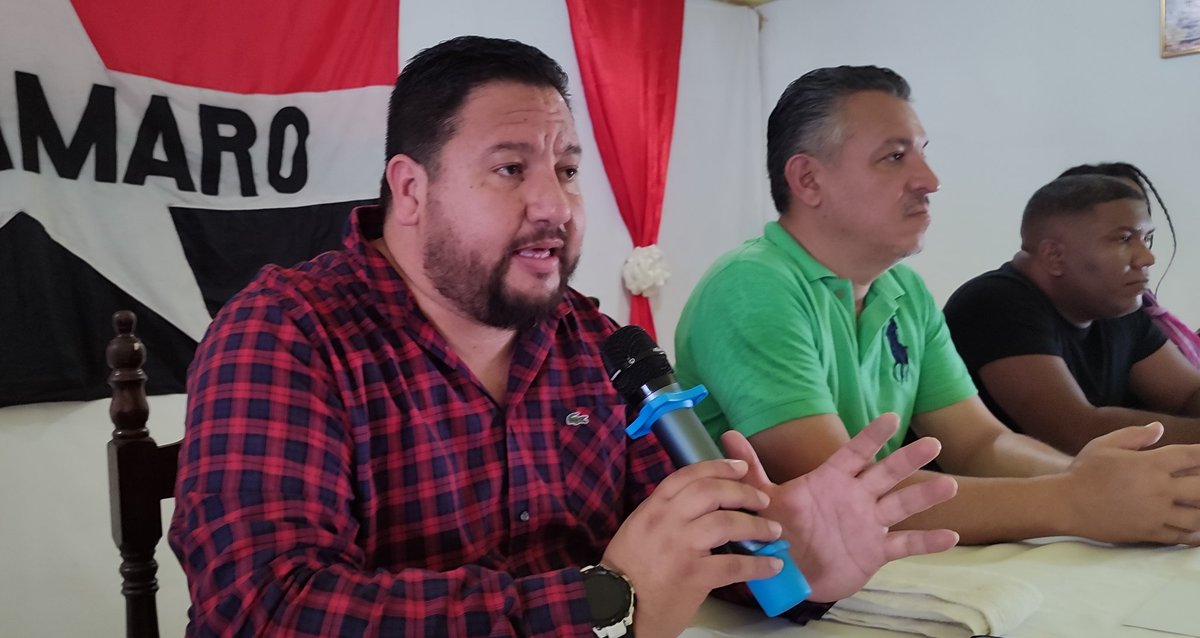Eje2Bloque's tweet photo. “No es lo mismo hablar de revolución democrática que de democracia revolucionaria. El primer concepto tiene un freno conservador; el segundo es liberador.”
HUGO CHÁVEZ. Continúan el fortalecimiento de nuestro cuadros políticos, adecuaciones con mucha alegría. https://t.co/ltkiCHcKlU