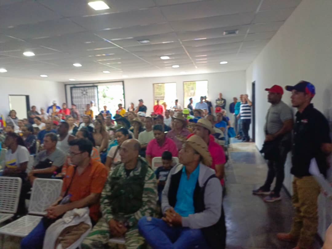 “No es lo mismo hablar de revolución democrática que de democracia revolucionaria. El primer concepto tiene un freno conservador; el segundo es liberador.”
HUGO CHÁVEZ. Continúan el fortalecimiento de nuestro cuadros políticos, adecuaciones con mucha alegría.