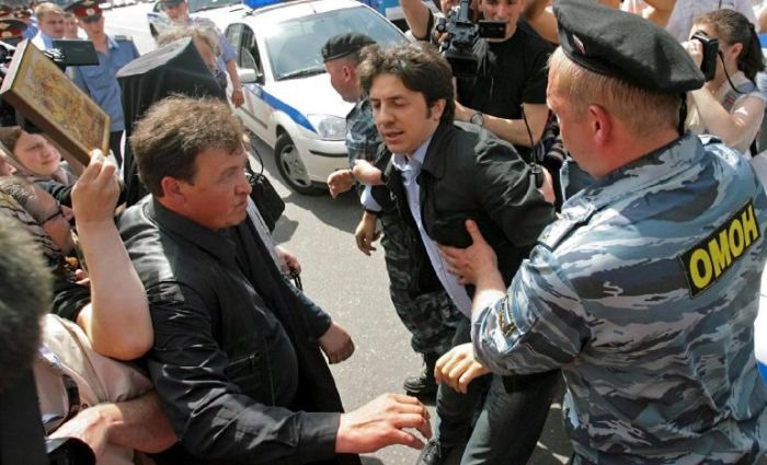 Oggi è la giornata mondiale della nonviolenza. Qualcuno pensa che sia una cosa “da buoni” ma la verità è che è la strada più coraggiosa e forte che c'è. È “lo strumento più efficace per la promozione dei diritti umani”, come ha riconosciuto il Parlamento europeo su mia proposta.