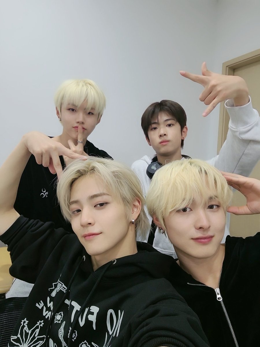 fantasyboys_mem's tweet photo. [#홍성민] 

옆집 가족이랑 가족사진 한 번 찰칵 

#FANTASYBOYS #판타지보이즈
#HONGSUNGMIN https://t.co/V81rmn5g5t
