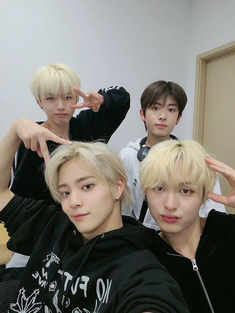 fantasyboys_mem's tweet photo. [#홍성민] 

옆집 가족이랑 가족사진 한 번 찰칵 

#FANTASYBOYS #판타지보이즈
#HONGSUNGMIN https://t.co/V81rmn5g5t