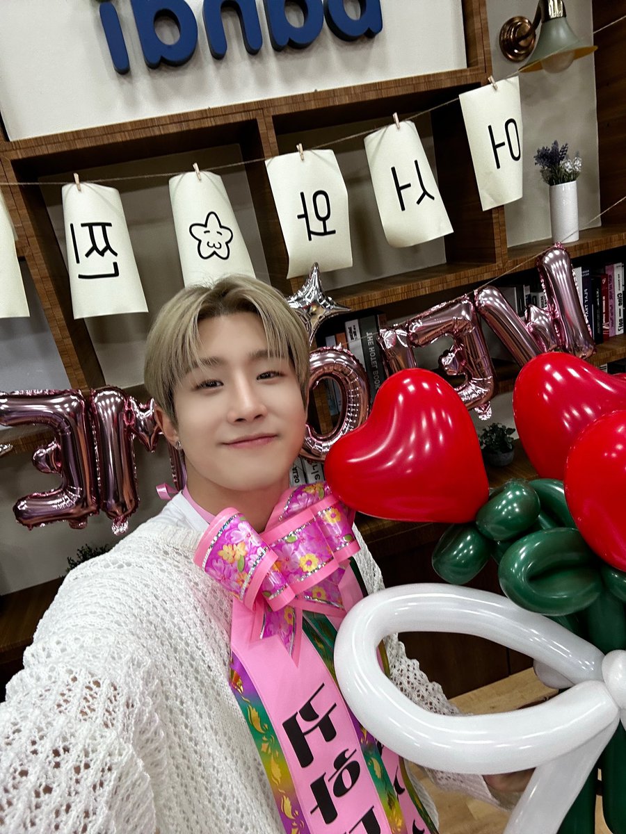 offclASTRO's tweet photo. 오늘 진행한 라디오 DJ 우당탕탕이었네요 ㅎㅎ 다들 재밌게 들으셨나요?? 오늘 하루 마무리 잘 하시고 늦었지만 햅삐 추석😍 https://t.co/MDCJWd6Jkl