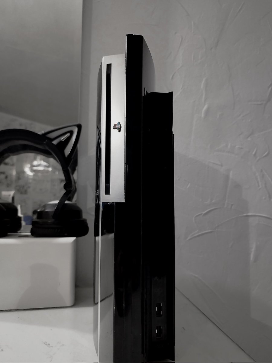 kannibaldoll's tweet photo. He bajado el precio de la play 3 porque necesito pagar el veterinario del Milaneso.

No la he llegado a usar pero es de segunda mano y no tiene cables ni manditos (doy más detalles por dm)  La vendo por 50€ .

Agradezco difusión y si hay interesados, pues dm 💞 https://t.co/JDX2EPJQYw