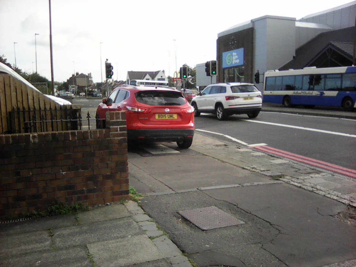 CitizenSnagging's tweet photo. Glasgow Road EH12 11:11 02-10-23 #BD15UML #PavementParking #badparking #worstdrivers #PavementsForPeople @SWDMedia @gdcampaigns @yplac_ed @BlatantWatch @MerseyRoads @CorstorphineCC @LivingStreetsEd https://t.co/vPI81tjj25