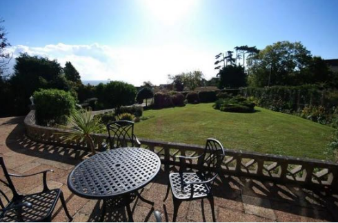 TheHolidayCots's tweet image. Driftwood boasts a superb location and is cocooned by immaculate landscaped gardens, promising a tranquil escape.

🛏️ Sleeps 1-8
theholidaycottages.co.uk/devon/14062

#DriftwoodSeaton #Seaton #Devon #GardenParadise #BBQTime #SecureParking #AxeValley #JurassicCoast #NatureBeauty #ScenicRetreat