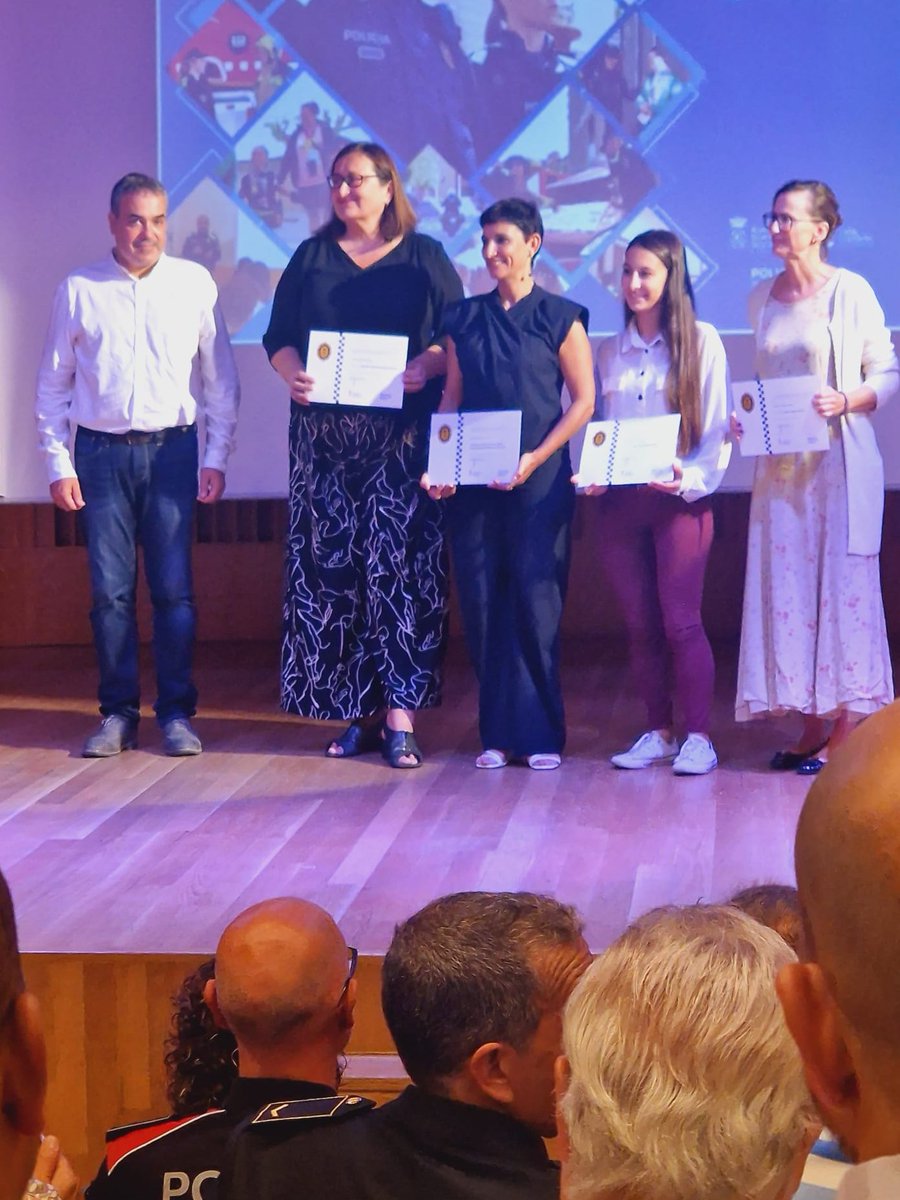 CDonesAdvocades's tweet photo. El passat 29/09 la nostra companya @gemmasahun va rebre, de la policia local de l'@ajsantfeliu, un reconeixement pel seu treball al Siad de Sant Feliu.
FELICITATS!!!! https://t.co/WuTPqwpkgn