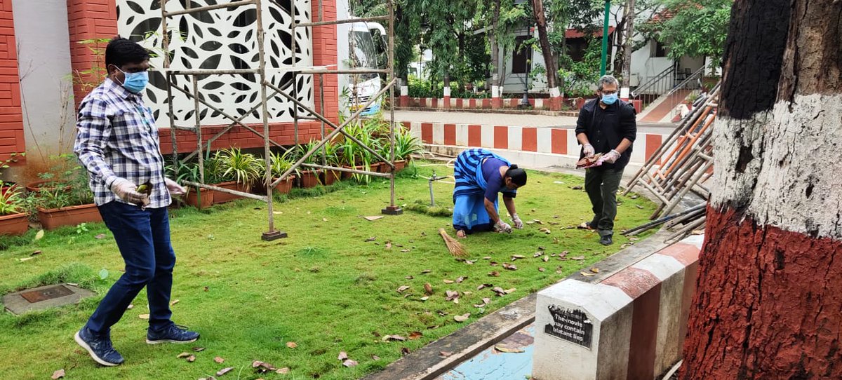 FTIIOfficial's tweet photo. #SwachhataHiSeva 🌟
Team FTII begins the special campaign for a cleaner campus by taking #SwachataPledge!
#CleanCampus #CleanIndia2023 #CleanIndia https://t.co/UpcS2xuk2z