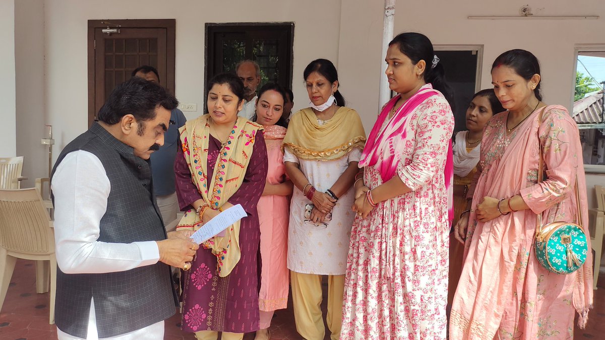 KanojiyaNeelima's tweet photo. @MPRakeshSingh 
@BJP4MP
@ChouhanShivraj
@JBSSelfGF
@CMMadhyaPradesh

जनभागीदारी/स्ववित्तीय अतिथि विद्वान जबलपुर  ने आज सांसद श्री राकेश सिंह को मुख्यमंत्री के नाम  ज्ञापन सौंपा। https://t.co/oDsNko7hfv