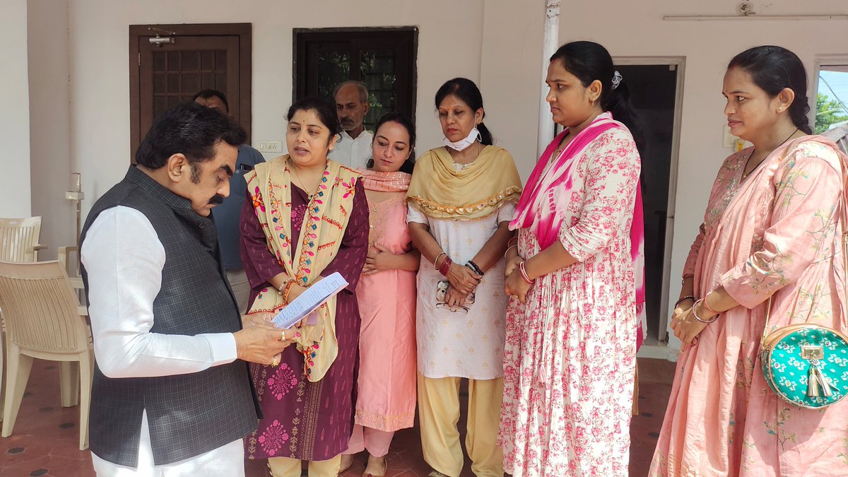 KanojiyaNeelima's tweet photo. @MPRakeshSingh 
@BJP4MP
@ChouhanShivraj
@JBSSelfGF
@CMMadhyaPradesh

जनभागीदारी/स्ववित्तीय अतिथि विद्वान जबलपुर  ने आज सांसद श्री राकेश सिंह को मुख्यमंत्री के नाम  ज्ञापन सौंपा। https://t.co/oDsNko7hfv