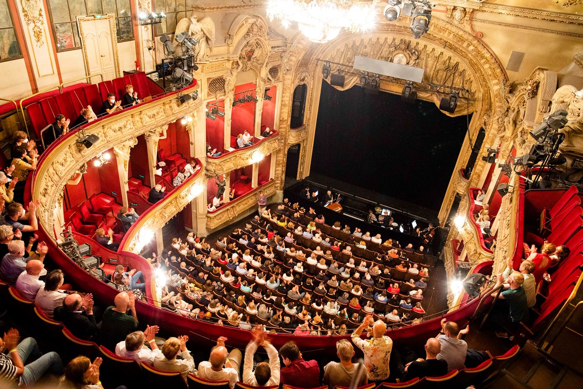 blnensemble's tweet photo. heute startet der Vorverkauf für November sowie Weihnachten und Silvester! sichert euch eure Karten für die Premieren von "1984", "Mutti, was machst du da?" und "Chronik der Revolution". den Spielplan findet ihr unter https://t.co/c7KXOmSyzM. #BE1984 #BEmutti #BErevolution https://t.co/zXPhgWFZHL