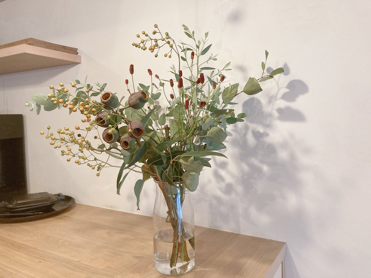 「ベルガムナッツと香るユーカリ」お部屋が一気に秋っぽくなりました🍂

紹介コード入力で10％OFFになります✨
紹介コード：A2KX
 
FLOWER｜たっぷりの花を、驚きの価格で。

flowr.is/collections/78…

#ロスレスブーケ　#ブーケショットチャレンジ #flower_is