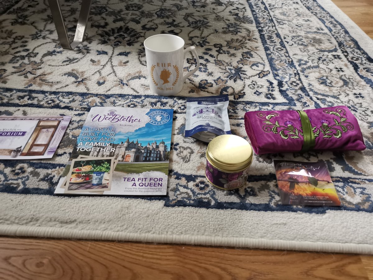 My Balmoral box from @insideWeeBox arrived today! 💜🏴󠁧󠁢󠁳󠁣󠁴󠁿 #wheresweebox #sweden 🇸🇪