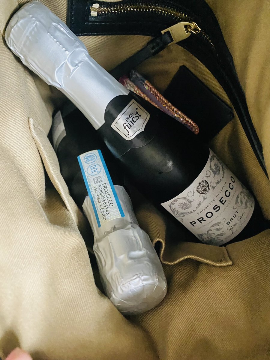 itsaginstory's tweet photo. @bushontheradio Handbag always has a stash in it 🥂 https://t.co/EjrFel56ji
