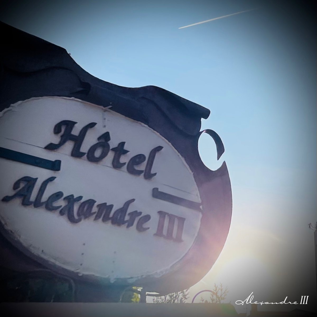 HotelAlexandre3's tweet photo. Light.
#lightside #darkside #sunrise #leverdusoleil #cotedazurfrance #cannes2023 #visitcotedeazur #instalight https://t.co/uywkJaaRMZ