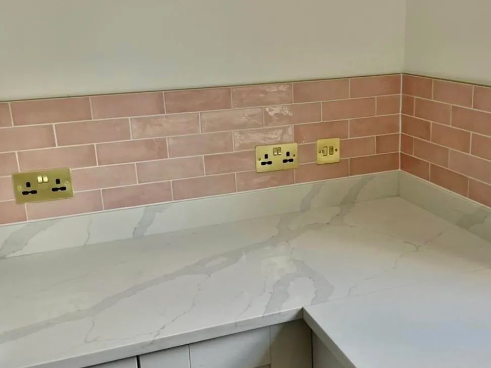 Dural_UK's tweet photo. Our #bespoke #powdercoated #profiles were used to perfectly #colourmatch the sockets in this stylish #kitchendesign#tiling #tiles #construction #renovation #bathroom #tile #interiordesign #bathroomdesign #flooring #design #tiledesign #building https://t.co/Kr3kTmkEBa