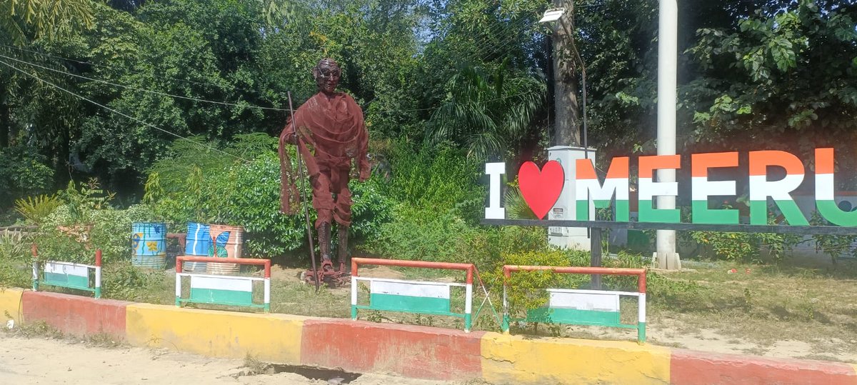 SBM_UP's tweet photo. गांधी जयंती पर, मेरठ नगर निगम ने 'कबाड़ से जुगाड़' अभियान के तहत एक अद्वितीय स्टेच्यू बनाया, जिसमें रिक्शा का धूरा, रिक्शा का व्हील, नट बोल्ट, और और कई अन्य चीजें उपयोग की गई हैं। यह स्टेच्यू मेरठ नगर के 'इको इंडिया इन्नोवेशन' कार्यक्रम के तहत बनाया गया है|
#IndianSwachhataLeague https://t.co/srKDx3sfDP