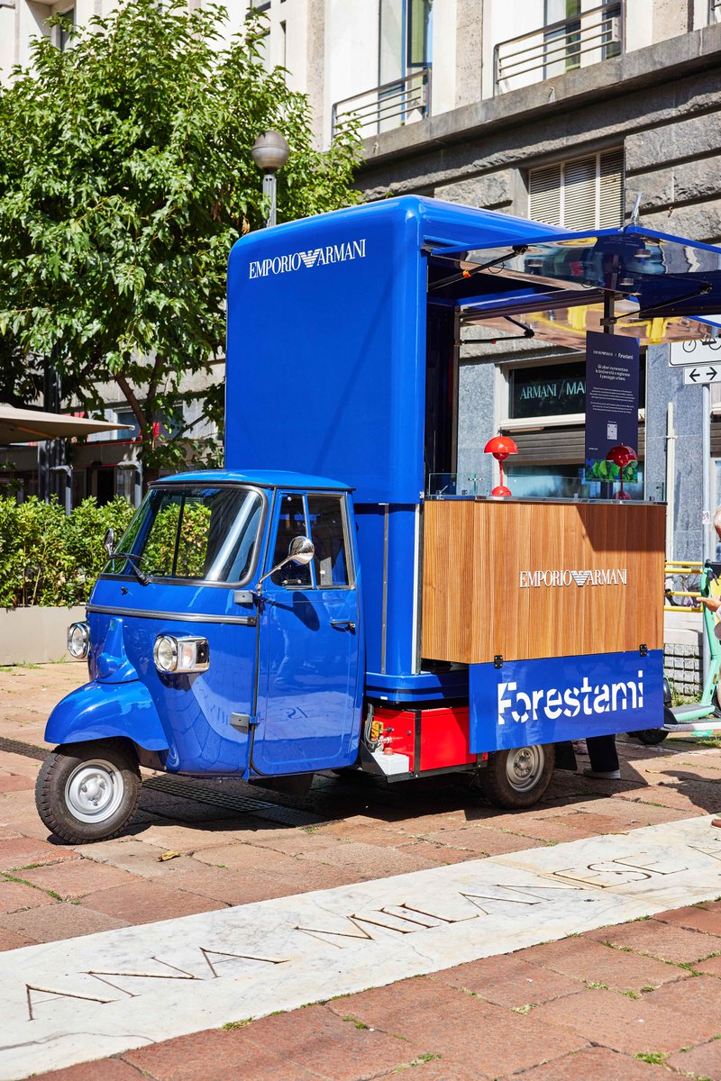 ARMANI_JAPAN's tweet photo. #EmporioArmani の電気トラックが街のさまざまな場所に停車し、緑豊かな世界の重要性に対する意識を高める取り組みを支援。トートバッグと植物の種がセットになったスペシャルキットが配り、受け取った人はQRコードをスキャンしてプロジェクトの詳細と植木鉢の育て方を学ぶことができます。#Forestami https://t.co/cJxmNgIrWf
