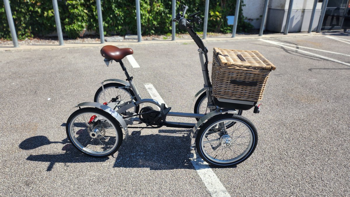 mePrathyush's tweet photo. The 4wieler features a 36V, 250W mid-motor with 10 support levels, positioned at the bike's center for pedal assistance. This motor doesn't impede pedaling without assistance and offers 80 Nm of torque for ample power even at low pedal speeds

#cargobikes #micromobility #LEVs https://t.co/3zVwrHLMPQ
