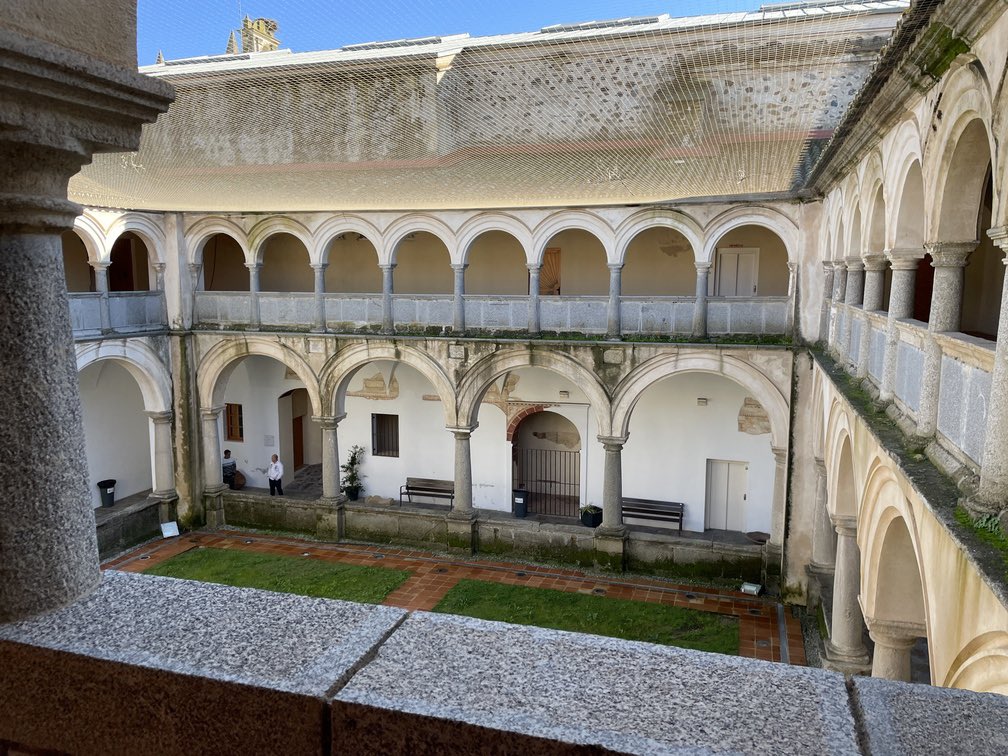 d_suroeste's tweet photo. ✓ Uno de los municipios más bonitos de la provincia de Badajoz. 

✓ Tiene un castillo con un mercado y una plaza de toros en su interior. 

✓ Cuenta con un Museo de Arte Contemporáneo. 

¿Qué pueblo de Extremadura es? 

⇨ https://t.co/bewGOi1Aai https://t.co/yzmeDVFnFI