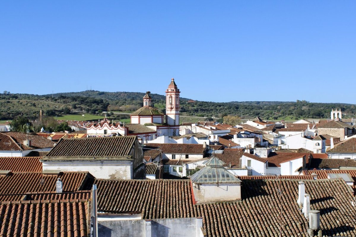 d_suroeste's tweet photo. ✓ Uno de los municipios más bonitos de la provincia de Badajoz. 

✓ Tiene un castillo con un mercado y una plaza de toros en su interior. 

✓ Cuenta con un Museo de Arte Contemporáneo. 

¿Qué pueblo de Extremadura es? 

⇨ https://t.co/bewGOi1Aai https://t.co/yzmeDVFnFI