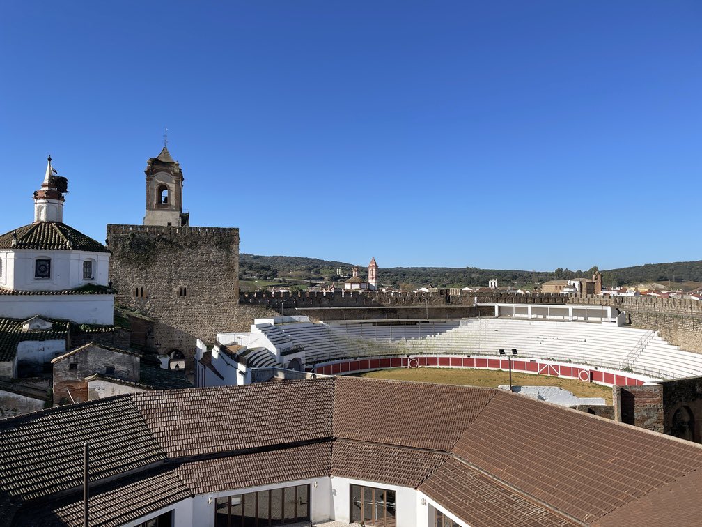 d_suroeste's tweet photo. ✓ Uno de los municipios más bonitos de la provincia de Badajoz. 

✓ Tiene un castillo con un mercado y una plaza de toros en su interior. 

✓ Cuenta con un Museo de Arte Contemporáneo. 

¿Qué pueblo de Extremadura es? 

⇨ https://t.co/bewGOi1Aai https://t.co/yzmeDVFnFI