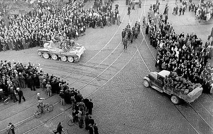 SimplyonWorld's tweet photo. Historisches: 1951 begann die zweite Deportationswelle der Operation #Osen. In dieser Welle wurden 16.400 #Litauer zwangsweise nach #Sibirien deportiert, da die #UdSSR sie 6 Jahre nach Ende des Zweiten Weltkriegs weiterhin "vom Faschismus befreien" wollte.
Unter den Deportierten waren über 5000 Kinder. Wenn man sich vorstellt, Kinder heute zu deportieren...
Und der selbst erklärte Nachfolgestaat tut heute noch so, als hätten sie keine Ahnung, warum die NATO bei den ehemaligen Kolonien und Nachbarn so beliebt ist. Ein völliges unverständliches Rätsel.
Stellt Euch vor, solche Massendeportationen würden heute stattfinden...
#RussenPingPong #RussiaisATerroistState #ukrainecounteroffensive #RussiaIsCollapsing #CrimeaIsUkraine