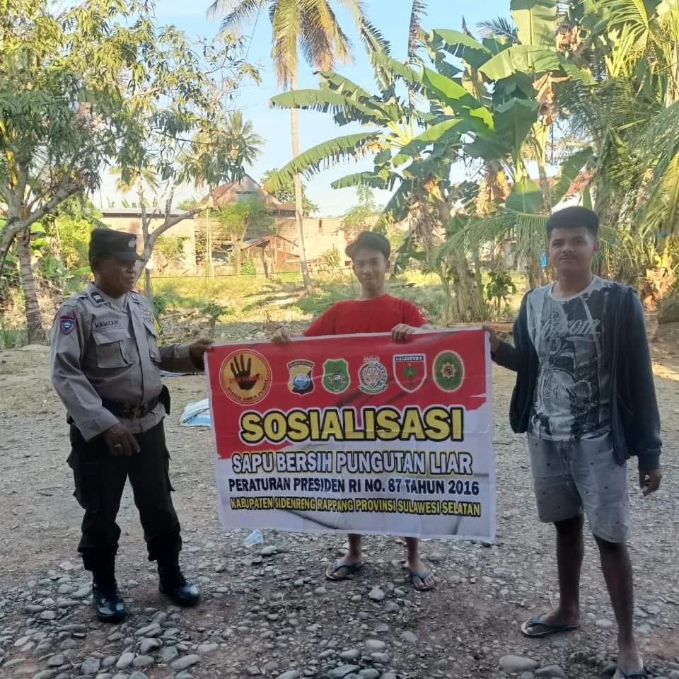 SidrapSaber's tweet photo. Bhabinkamtibmas AIPTU HAMZAH,selaku pokja pencegahan menyampaikan Sosialisasi Peraturan Presiden No 87 Tahun 2016, tentang Satgas Saber Pungli.
stoppungli🖐️🖐️🖐️
#siwasPolresSidrap
#itwasdapoldasulsel
#satgasuppsaberpunglisulsel
@itwasda_poldasulsel 
@satgasuppsaberpunglisulsel https://t.co/9AfTIFEz6D